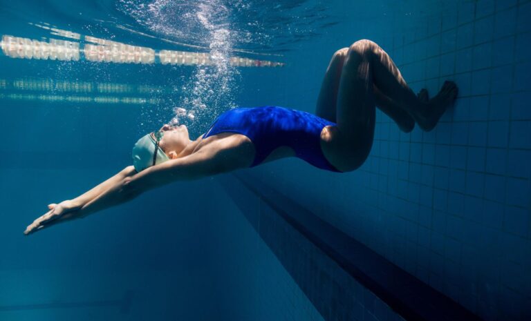 Fazer natação é bom para quê? Confira 10 benefícios do esporte para a saúde